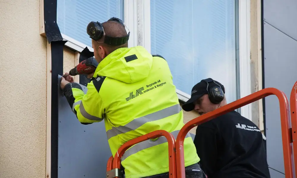 fasadrenovering utförs av 2 personer