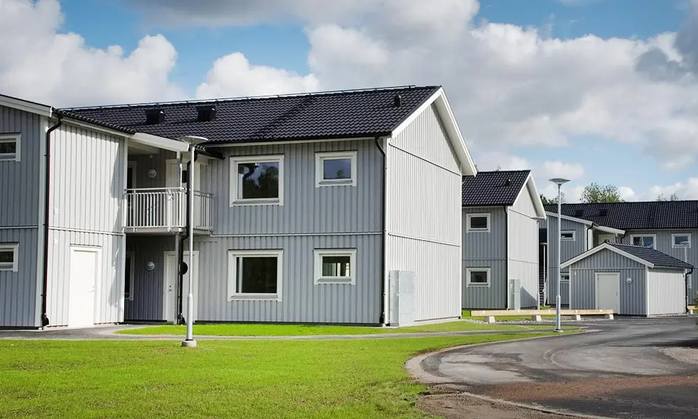 renoverade fasader på hus