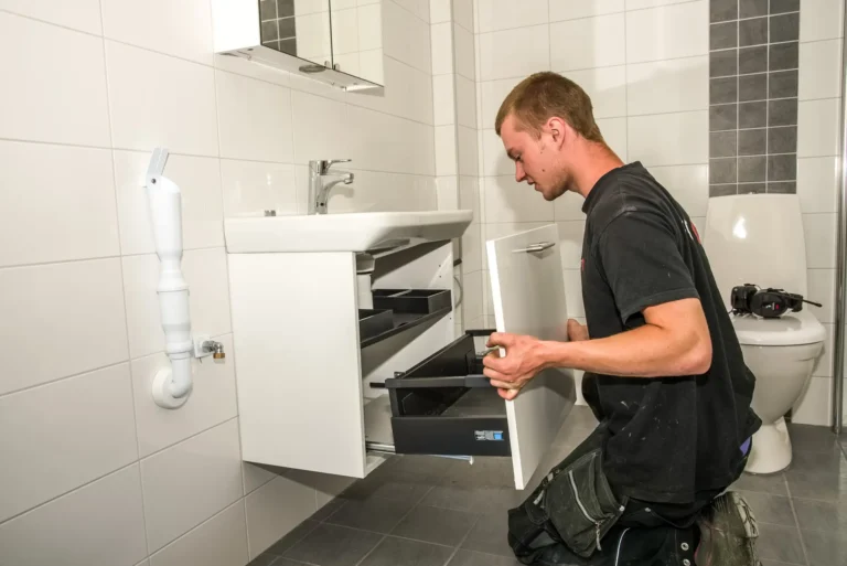 Monterar komod i badrum.