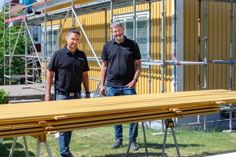Martin och Pontus vid husbygge